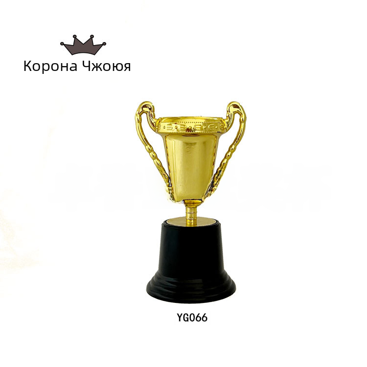 Офисная культура/открытки/трофеи - металлический кубок в современном стиле, черная основа для спортивных деловых мероприятий